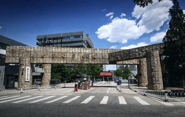 這所盛產明星的大學，沒想到也是美術生的殿堂！2